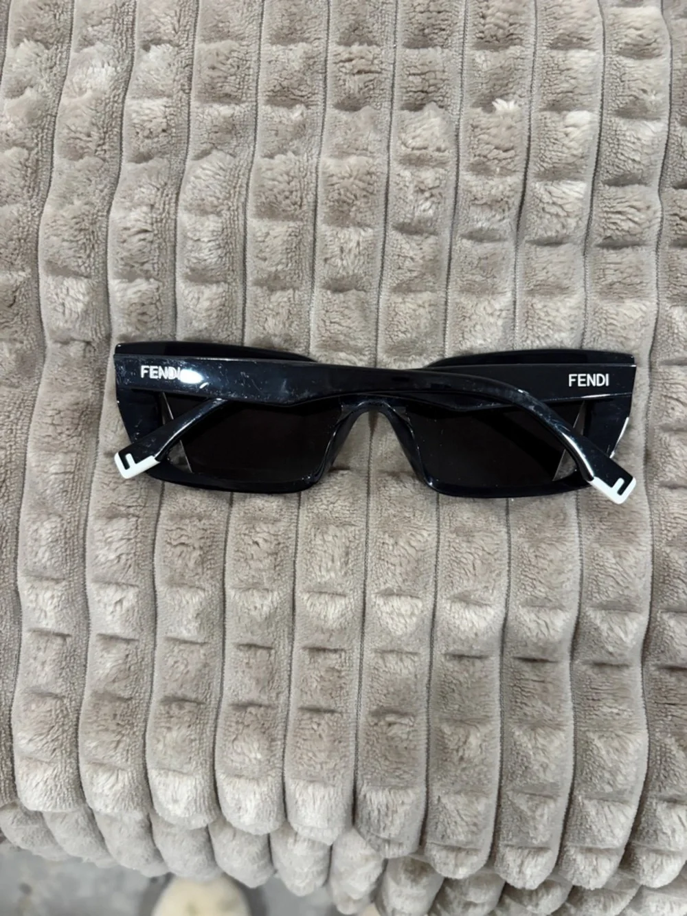 Fendi Black women’s Sunglasses with Subtle Logo